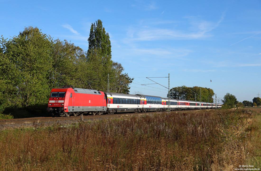 101 114 mit aus SBB-Wagen gebildeten EC6 bei Sechtem auf der linken Rheinstrecke