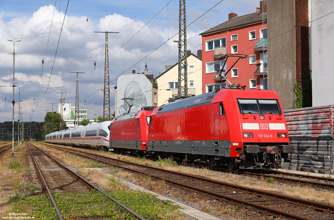 Abschlepplok 101 124 mit ICE-M 406 054 am Haken im Bahnhof Köln West
