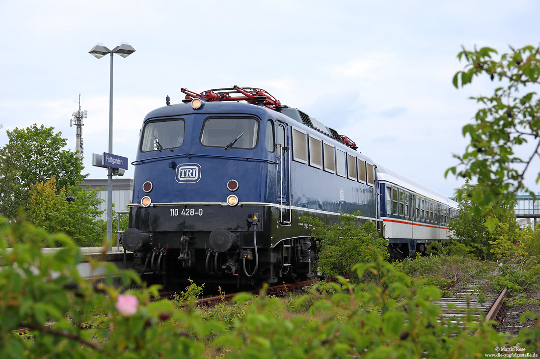 Elektrolok 110 428 in blauer Lackierung im Fährbahnhof Puttgarden