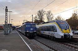 TRI 110 428 neben SWEG 8442 608 im Abendlicht im Bahnhof Nürtingen