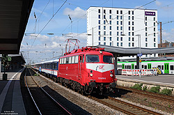orientrote 110 459 mit TRI-Fußballsonderzug nach Dortmund Hbf in Essen Hbf