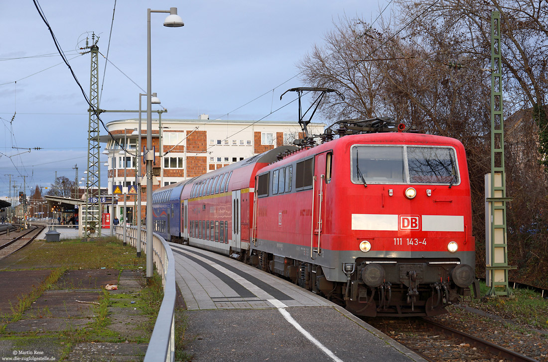 111 143 von DB-Gebrauchtzug im Einsatz für TRI Train-Rental mit RB nach Bretten im Bahnhof Bruchsal