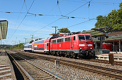 111 200 von GfF im Einsatz mit TRI-Ersatzzug aus Bruchsal im Bahnhof Bretten