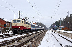 111 212 in rot/beige von DB-Gebrauchtzug mit TRI Train-Rental n-Wagen im Bahnhof Wicklesgreuth