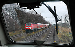 112 124 mit Doppelstockwagen im Bahnhof Miltzow aus dem Führerstand der 218 838