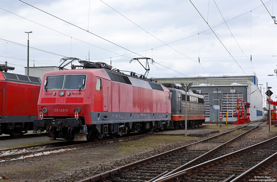 120 143 des EVU SEL Schlünß Eisenbahnlogistik in verkehrsrot im Bw Seelze