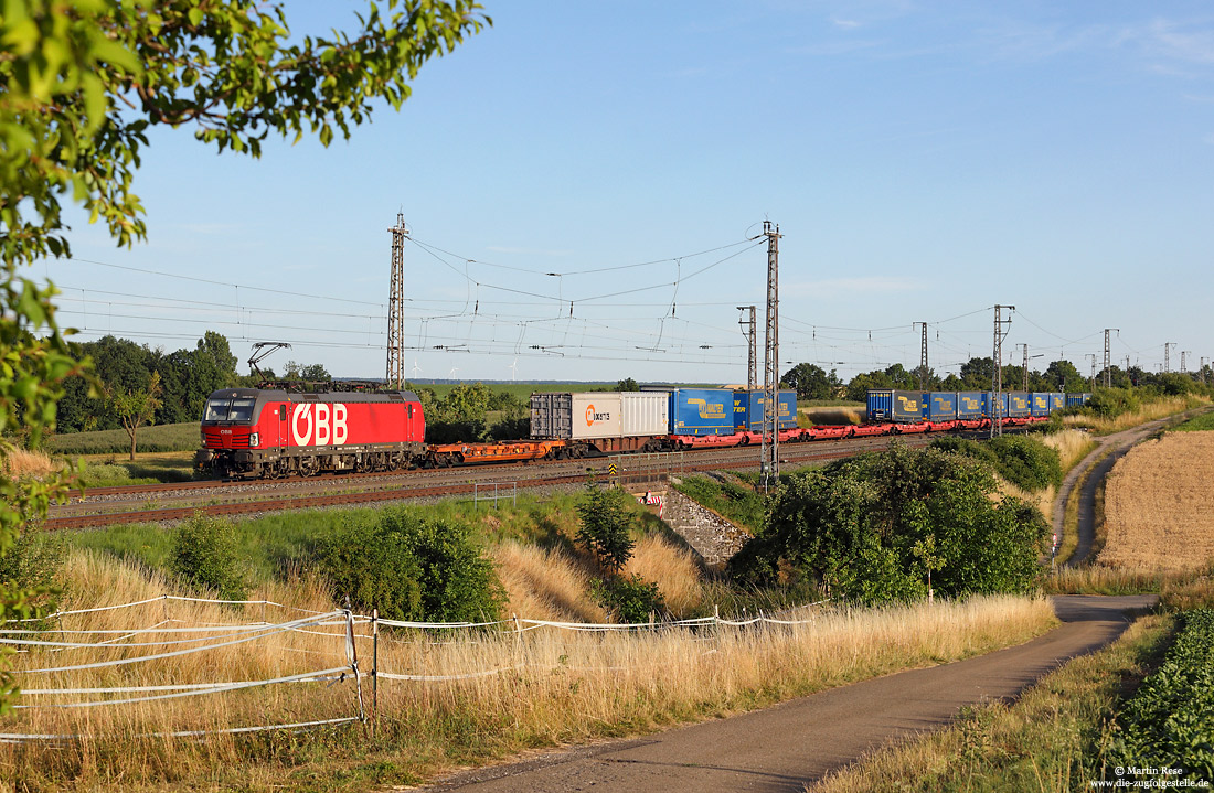Lokomotiven der ÖBB-Baureihe 1293 gehören auf den DB-Gleisen schon lange zum gewohnten Bild. Am frühen Abend des 12.7.2022 habe ich die 1293 037 mit dem DGS45152 (Verona – Seelze Rbf) in Herrnberchtheim fotografiert.