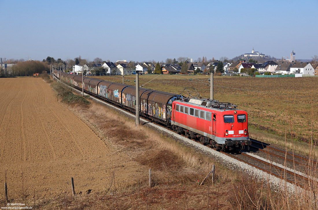 140 432 der Bayernbahn mit Henkelzug bei Siegburg auf der Siegstrecke