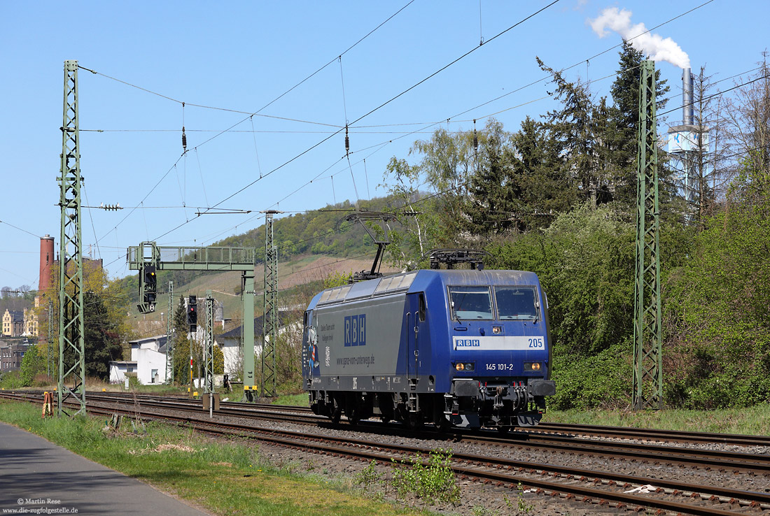 145 101 alias RBH205 auf der rechten Rheinstrecke im Bahnhof Bad Hönningen