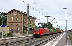 Am Morgen des 13.8.2022 passiert die 152 152 mit dem KT50337 (Maschen  - München Riem Ubf) den Bahnhof Uffenheim.