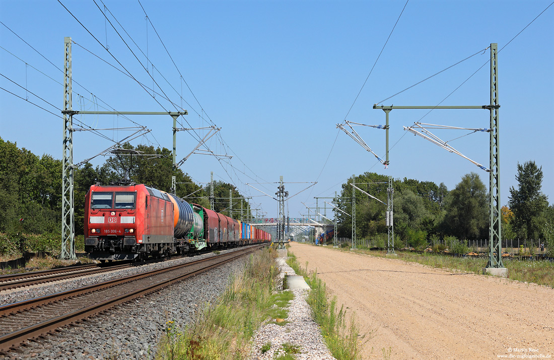 185 006 in verkehrsrot mit Güterzug an der Baustelle der S-Bahn bei Menden