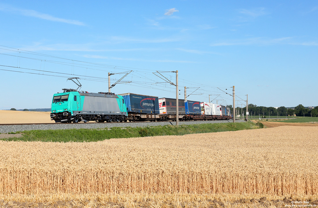 Aus Verona kommend fährt die 185 576 mit dem DGS43820 nach Bremen-Grolland am 12.7.2022 durch die Kurven bei Herrnberchtheim.