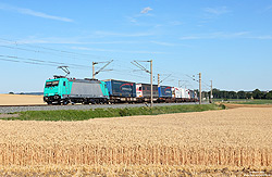 Aus Verona kommend fährt die 185 576 mit dem DGS43820 nach Bremen-Grolland am 12.7.2022 durch die Kurven bei Herrnberchtheim.