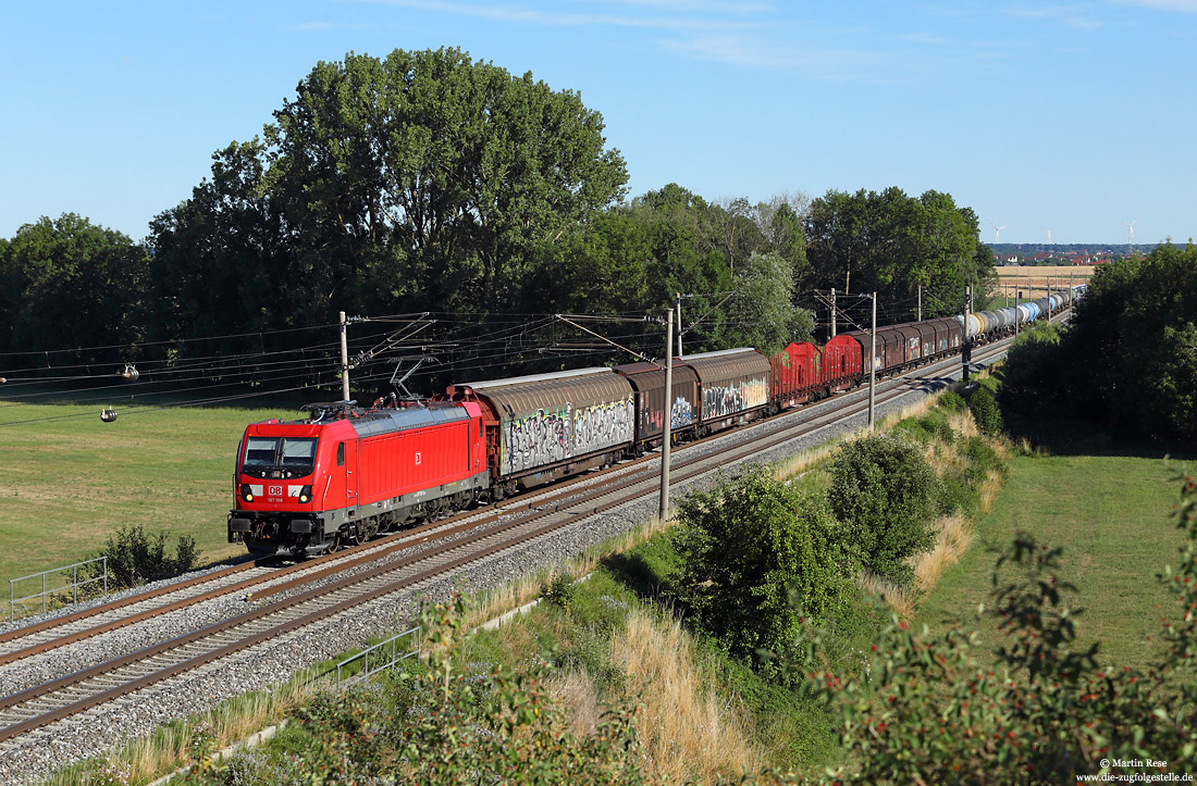 Zwischen Uffenheim und Herrnberchtheim zieht die 187 198 den EZ51704 aus Nürnberg Rbf nach Mannheim Rbf, 12.7.2022.