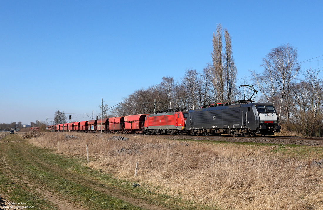 189 091 in schwarzer Lackierung mit Erzzug 48713 bei Brühl auf der linken Rheinstrecke