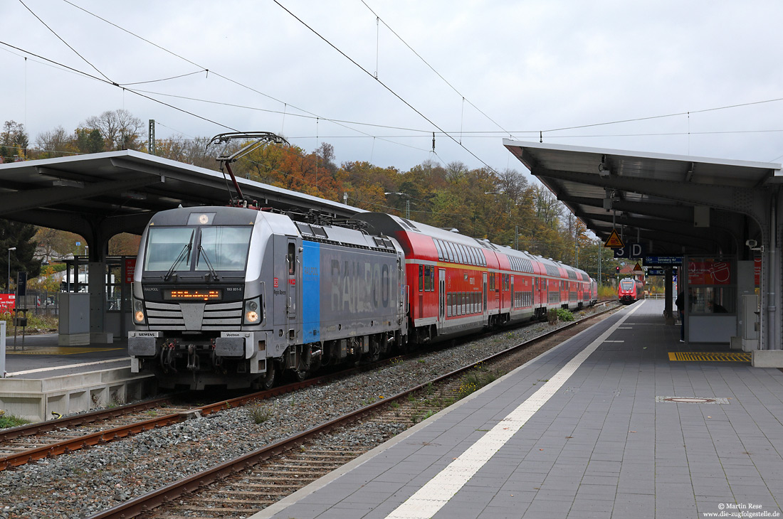 RPOOL 193 801 in silber mit Doppelstockwagen als RE nach Nürnberg in Coburg
