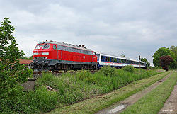 218 473 mit TRI-n-Wagen und 110 428 im Kreuzungsbahnhof Göhl