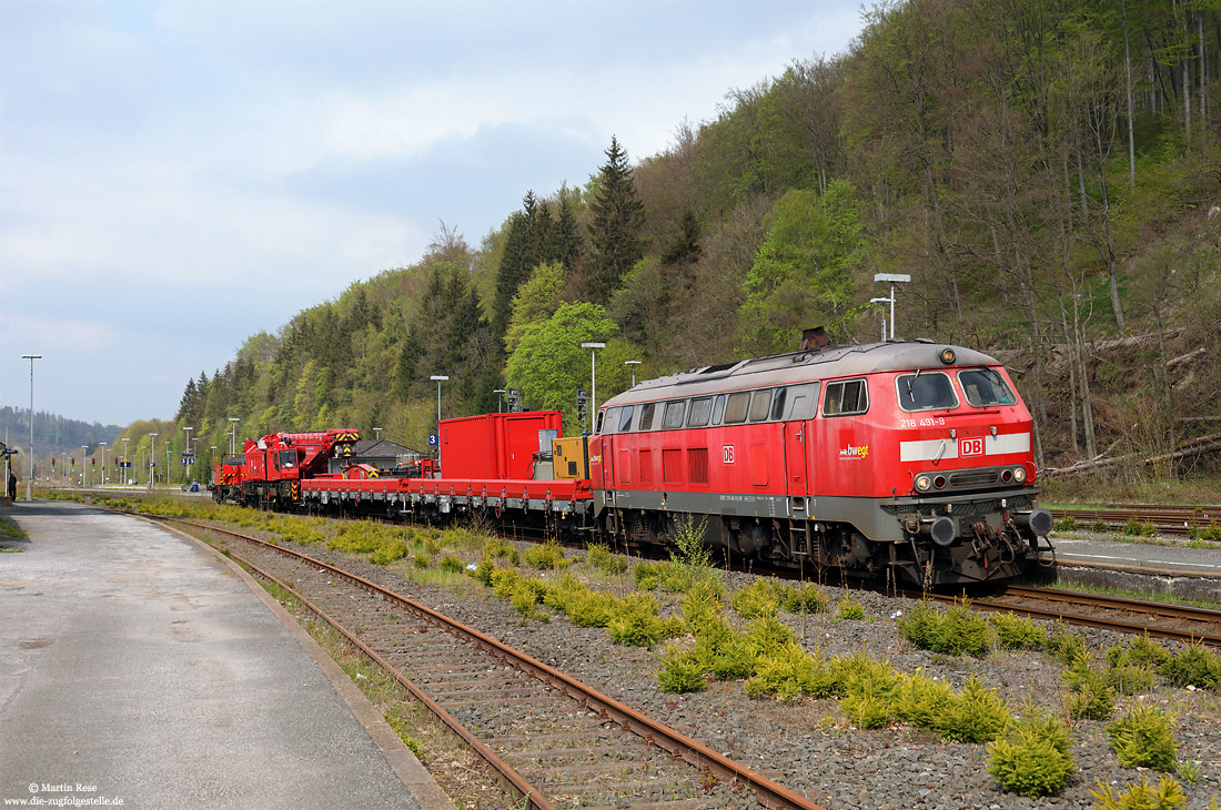 218 491 in verkehrsrot mit Notfallkran in Brilon Wald auf der Oberen Ruhrtalbahn