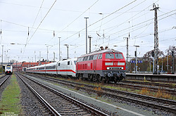 Abschlepplok 218 838 mit defektem 402 025 im Bahnhof Stralsund