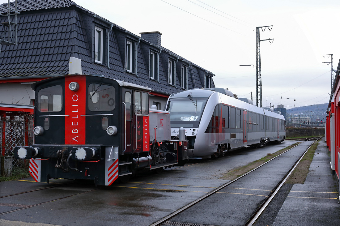 Lok V1 mit alias 332 161 Name Ronald 1 in Abellio-Lackierung im Abellio-Werk in Hagen Hbf