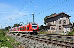 Im Nahverkehr zwischen Würzburg und Treuchtlingen kommen Triebwagen der Baureihe 425 zum Einsatz. Unterwegs als RB58129 eilt der 425 146 am 12.7.2022 durch Herrnberchtheim, wo schon seit Jahrzehnten keine Reisezüge mehr halten.