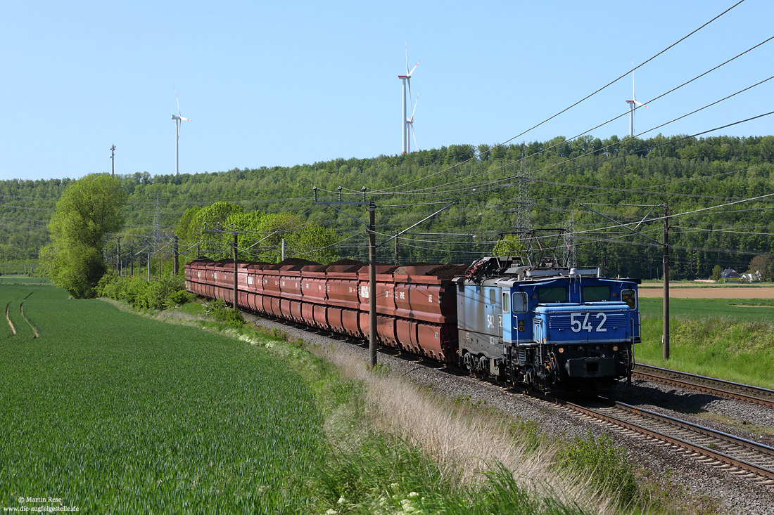 EL1 542 der RWE-Power in blauer Lackierung mit Braunkohlezug auf der Nord-Süd-Bahn bei Neurath