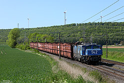 EL1 542 der RWE-Power in blauer Lackierung mit Braunkohlezug auf der Nord-Süd-Bahn bei Neurath
