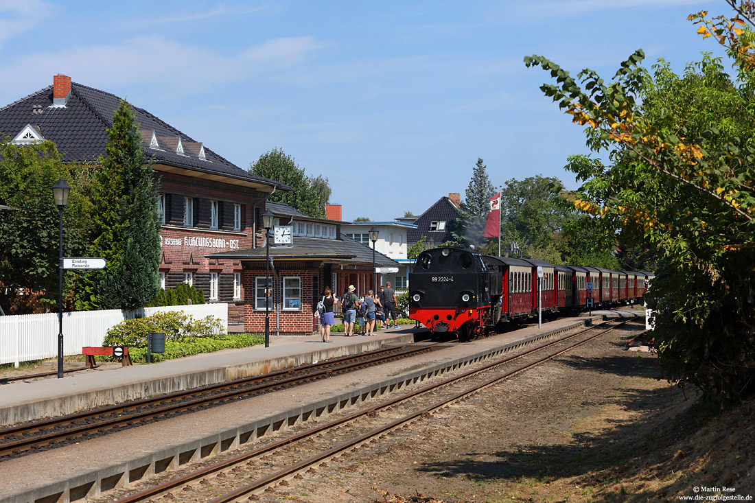 99 2324 mit Zug der Mecklenburgischen Bäderbahn Molli im Bahnhof Kühlungsborn Ost