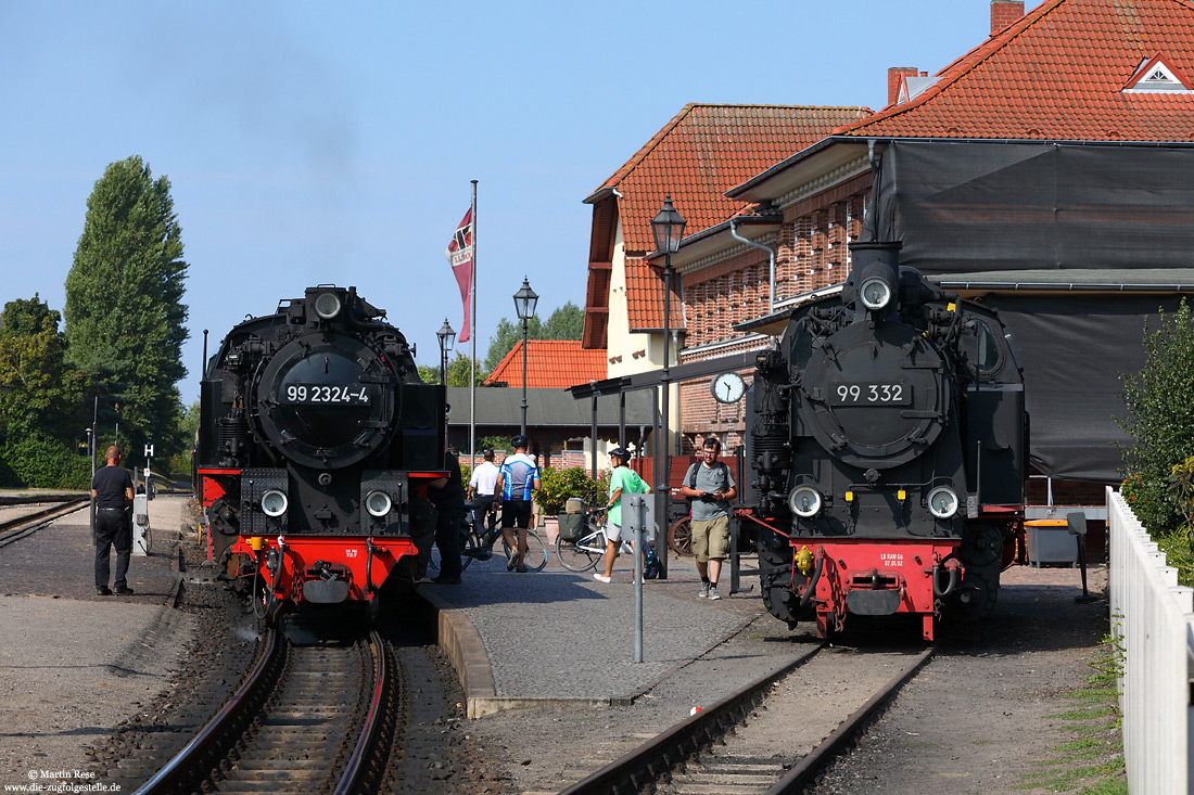 99 2324 und Denkmallok 99 332 der Mecklenburgischen Bäderbahn Molli im Bahnhof Kühlungsborn West