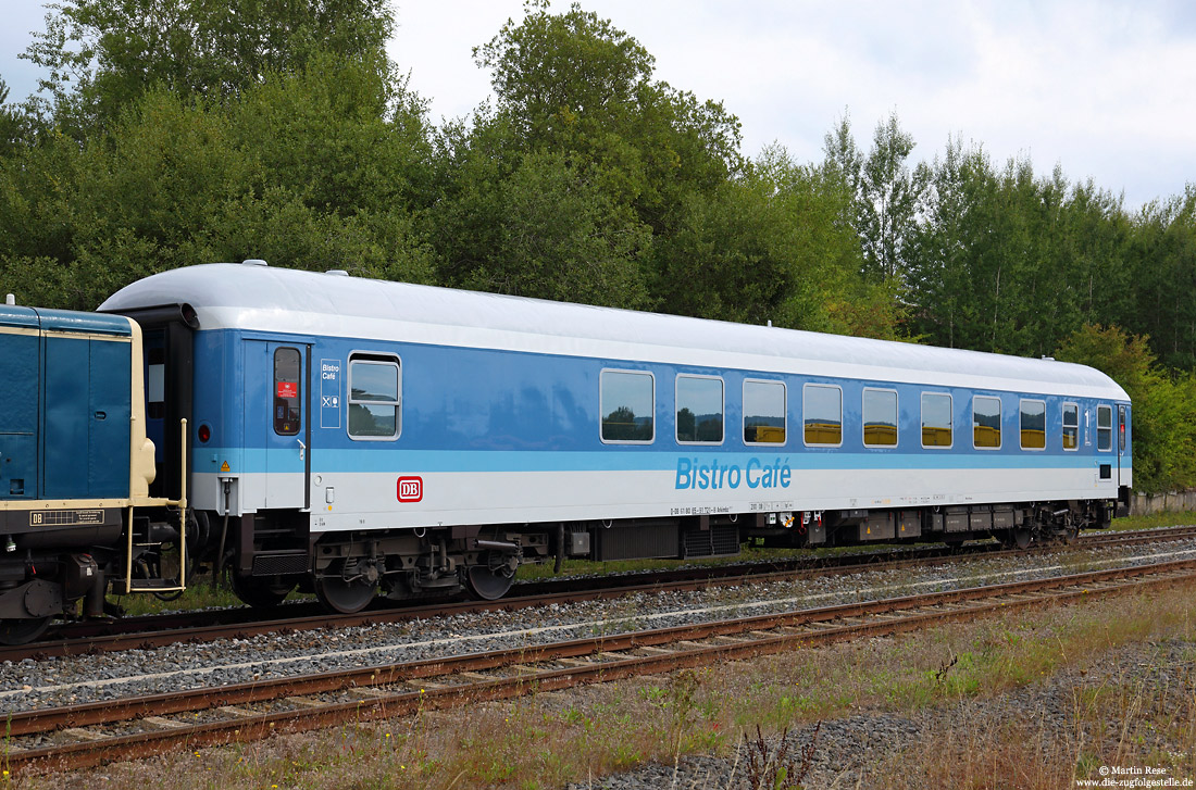 InterRegio-Bistrowagen ARkimbz 266.7 in original Lackierung fernblau 61 80 85-91 721-8 im Bahnhof Freihung