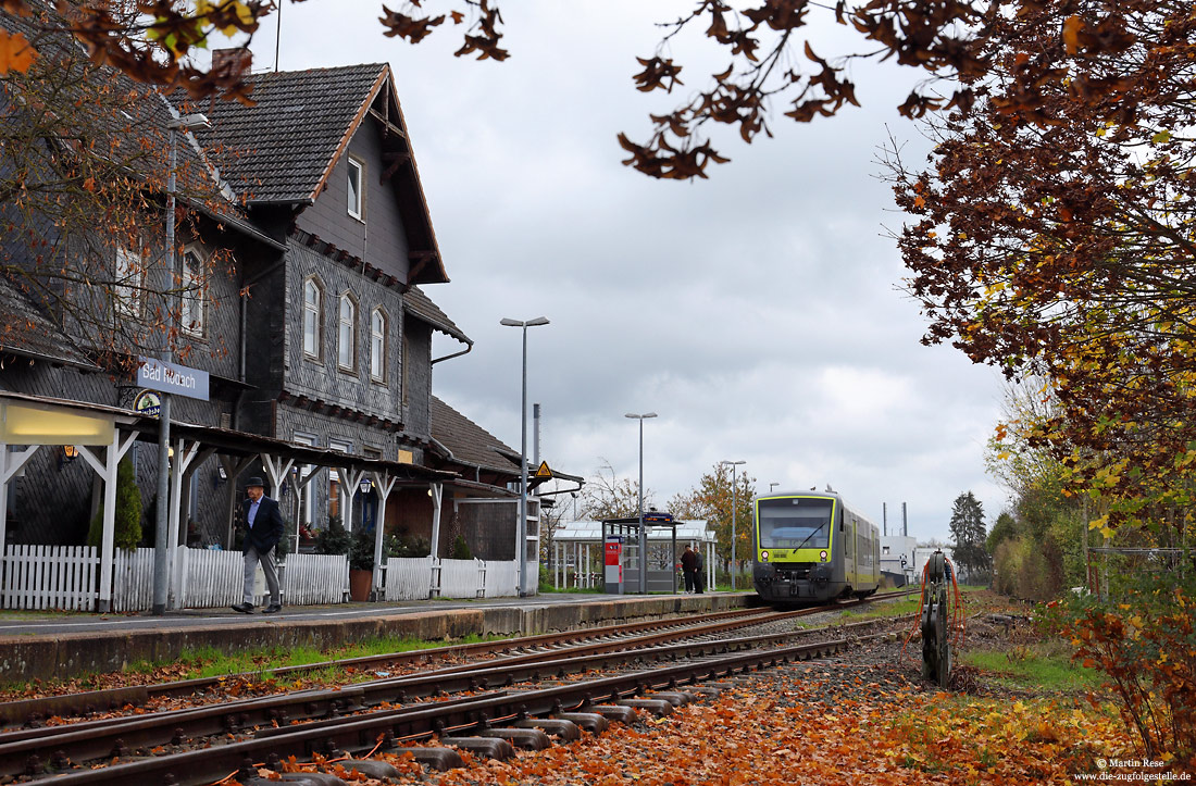 VT650 708 als ag84541 nach Coburg im Herbst im Bahnhof Bad Rodach