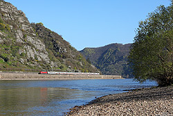 101 060 mit EC115 auf der linken Rheinstrecke zwischen Bad Salzig und Hirzenach mit Rhein in Vordergrund