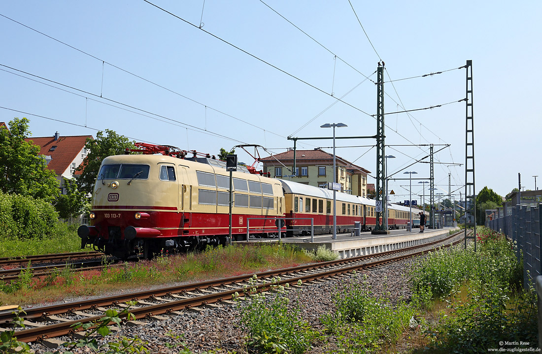 103 113 mit umgeleiteten Sonderzun von Ludwigsburg nach Koblenz im Bahnhof Bad Rappenau