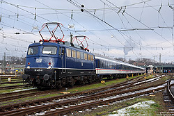 110 428 in blau von TRI TrainRental mit n-Wagen abgestellt in Stuttgart Bbf