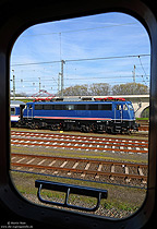 Blick aus dem Führerraumfenster in Köln Bbf auf die blaue 110 469 von TRI