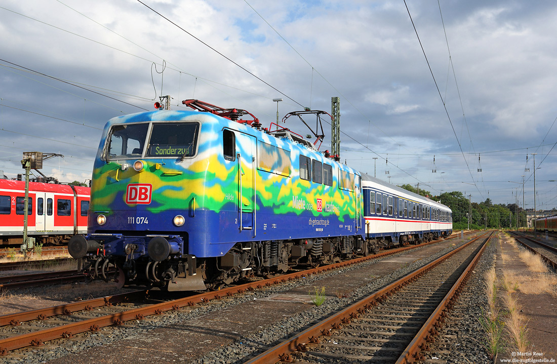 111 074 in Touristik-Lackierung mit zwei TRI n-Wagen in Düsseldorf-Abstellbahnhof