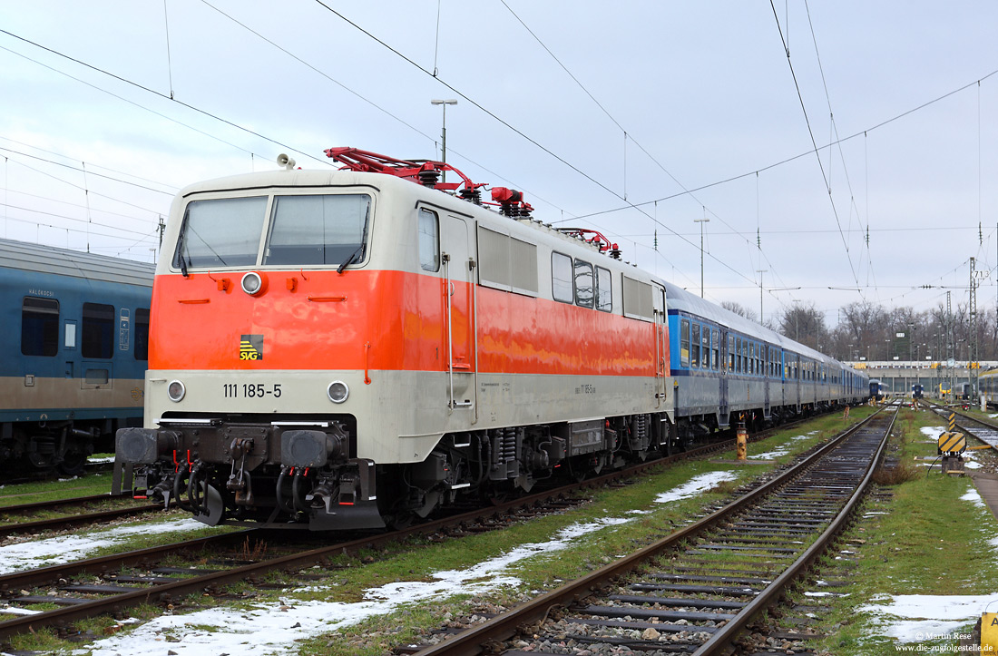 111 185 in kieselgrau orange mit n-Wagen abgestellt in Stuttgart Bbf