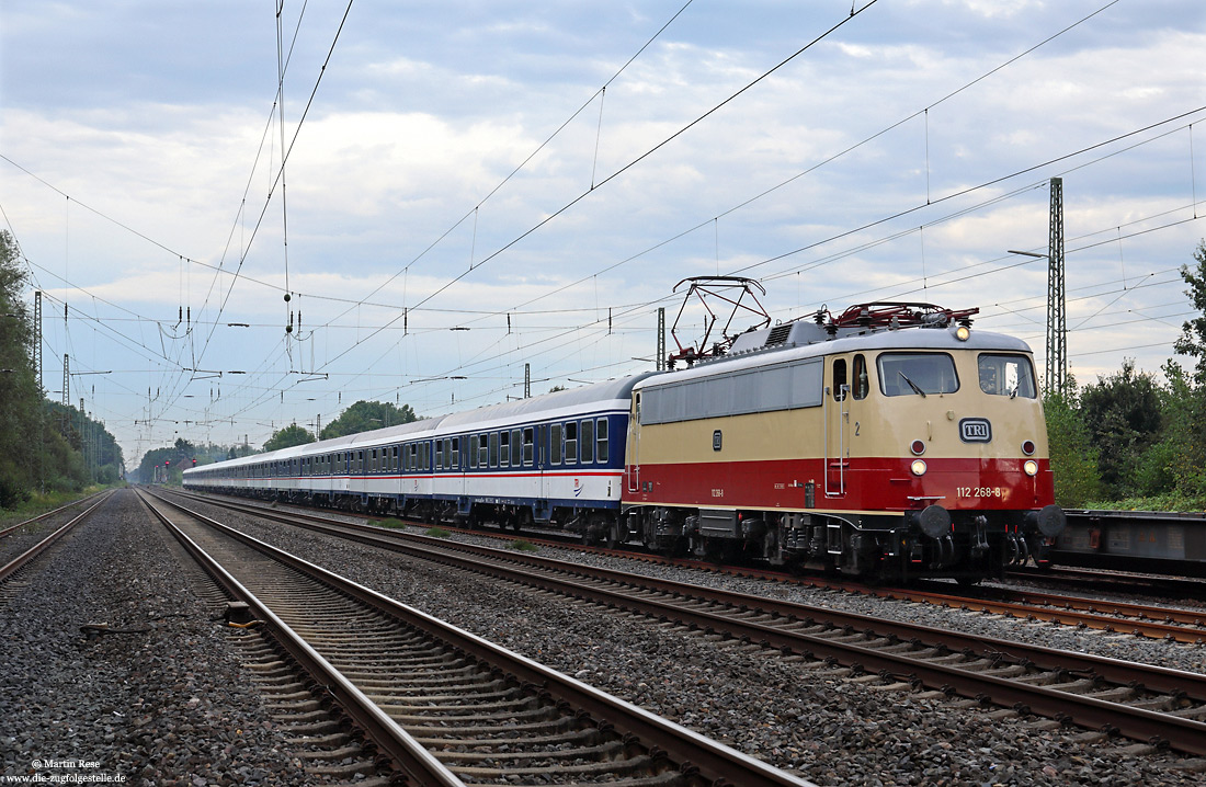 112 268 des Unternehmens Train Rental TRI mit Sonderzug im Bahnhof Bockum-Hövel