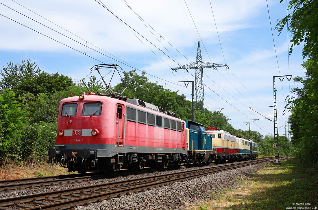 Mit den Ausstellungslokomotiven 212 372, E03 001, 111 001 und E40 128 für das Event Vivat Viadukt am Haken fährt die 115 114 bei Gremberg als Lz von Koblenz-Lützel nach Altenbeken.