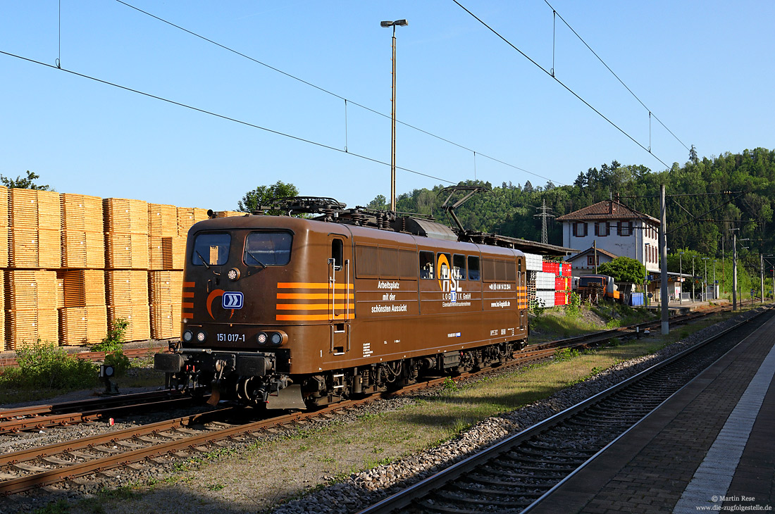 151 017 der SRI Rail Invest in den Farben der HSL im Bahnhof Gaildorf West