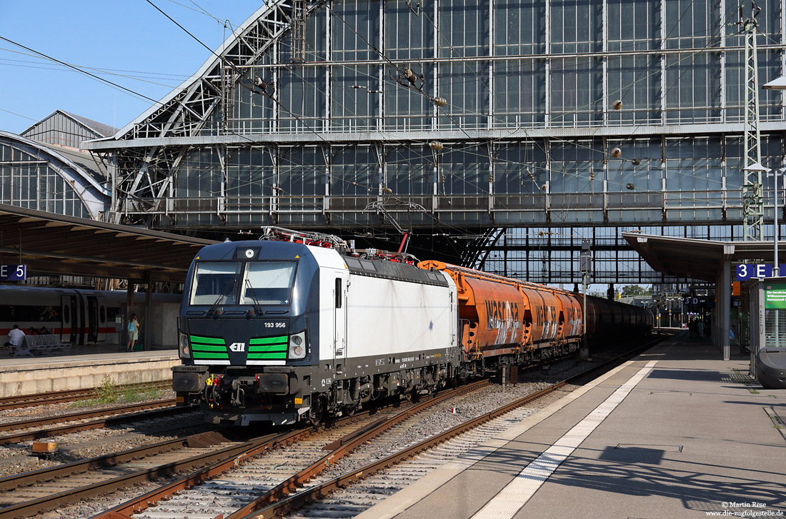 ELL-193 956 mit Getreidezug an der Bahnhofshalle in Bremen Hbf