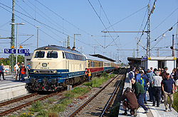 218 446 in ozeanblau beige mit Sonderzug im Bahnhof Augsburg Hbf