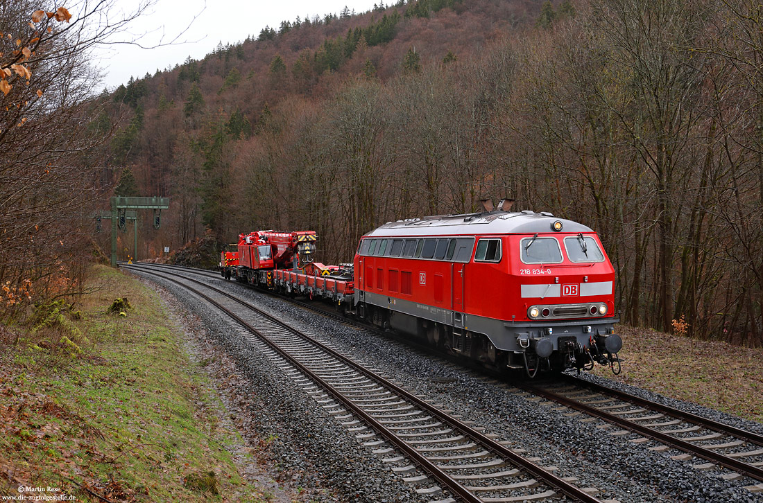 218 834 mit DB-Netz Notfallkran 732 001 im Bahnhof Gehlberg im Thüringer Wald
