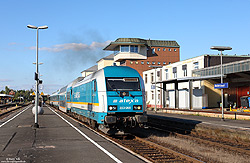 223 065 mit Alex am Stellwerk im Bahnhof Weiden
