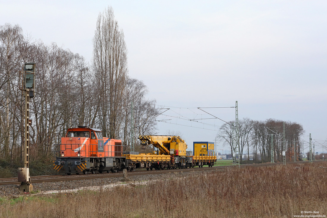 275 103 der Bocholter Eisenbahn mit Schienenkran auf der linken Rheinstrecke bei Brühl