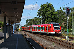 422 062 in verkehrsrot als S6 im Bahnhof Köln-Dellbrück