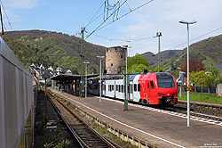 SÜWEX 429 116 mit rot lackierter Front im Bahnhof Boppard auf der linken Rheinstrecke