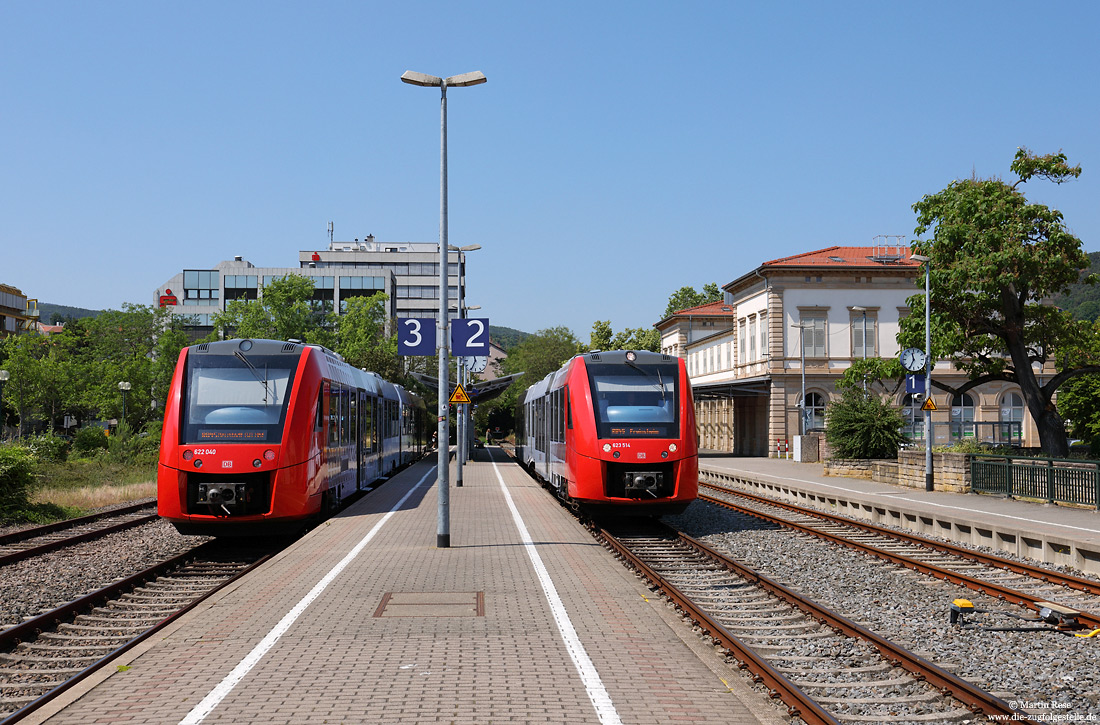 622 040 und 623 014 auf der Pfälzer Südbahn im Bahnhof Bad Dürkheim