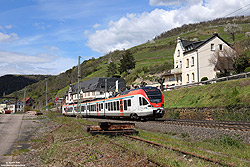ET414 der VIAS als Regionalbahn am Haltepunkt Lorch auf der rechten Rheinstrecke