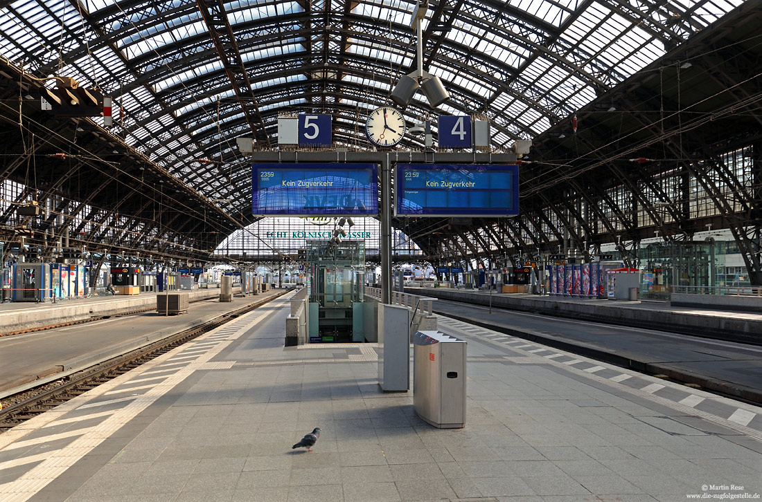 Köln Hbf während des Streiks der evg und ver.di ohne Fahrgäste auf dem Bahnsteig